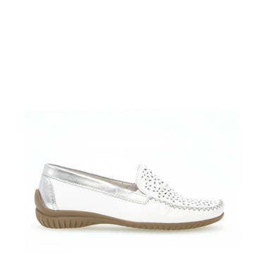 Mocassins blancs/argents en cuir grainé